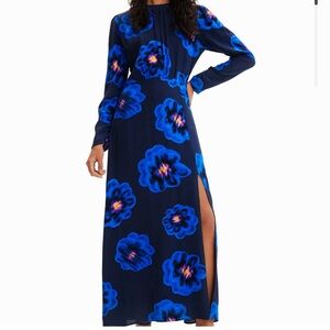 A lightweight dress floral print, gathered, long sleeves & front slit.